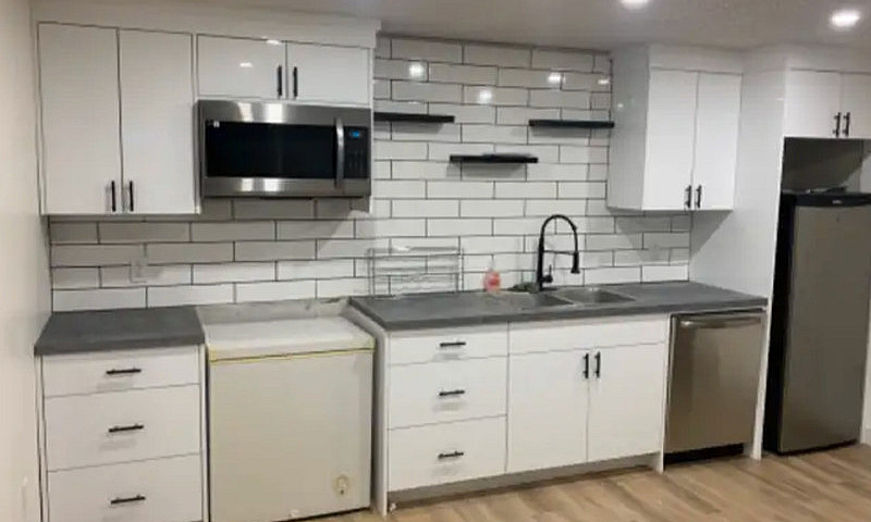 Nice Spacious 1 Br B...