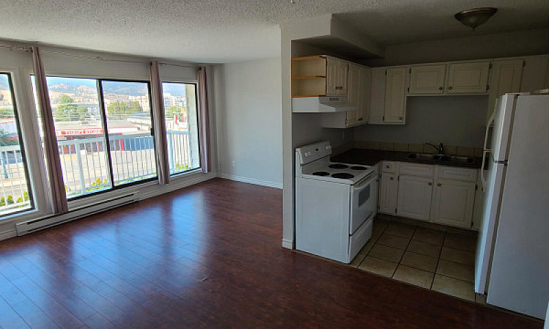 Bright 2 Bedroom Sui...