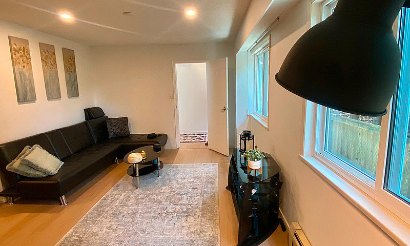  Fully Furnished 2-B...