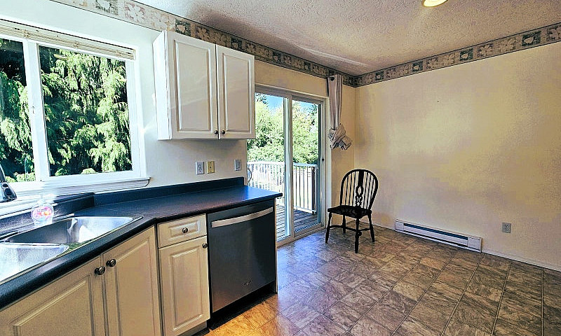 Spacious Upper 3 Bed...