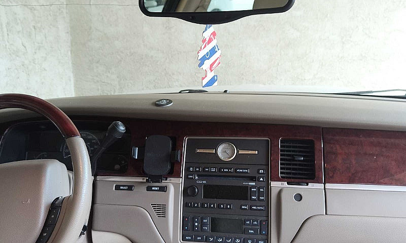 2005 Lincoln Town Ca...