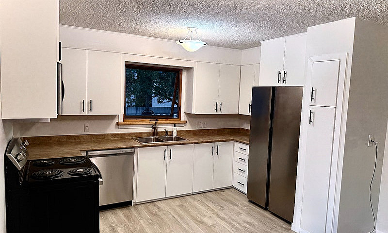 3 Bed Main Floor For...