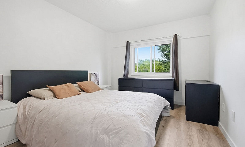 4 Bed Townhome End U...