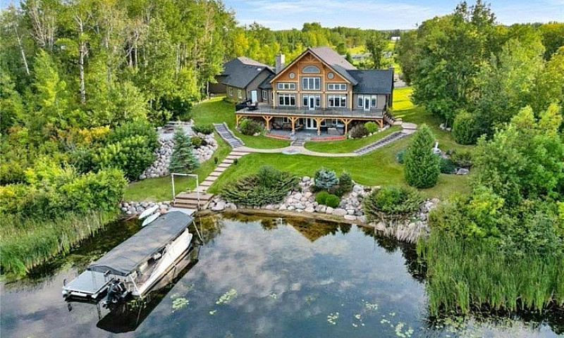 Luxury Waterfront Dr...
