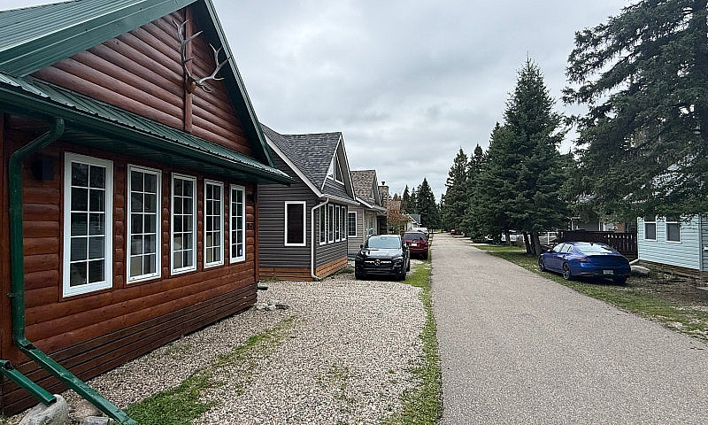 Waskesiu Cabin - For...