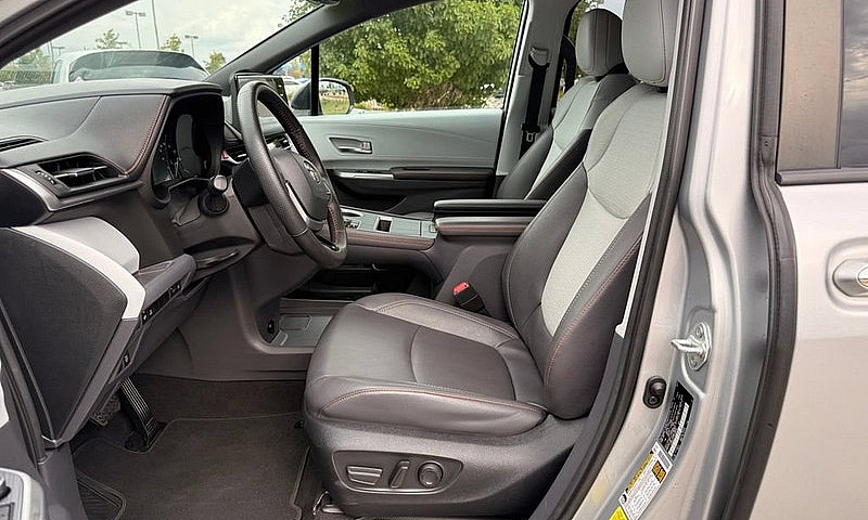 2023 Toyota Sienna X...