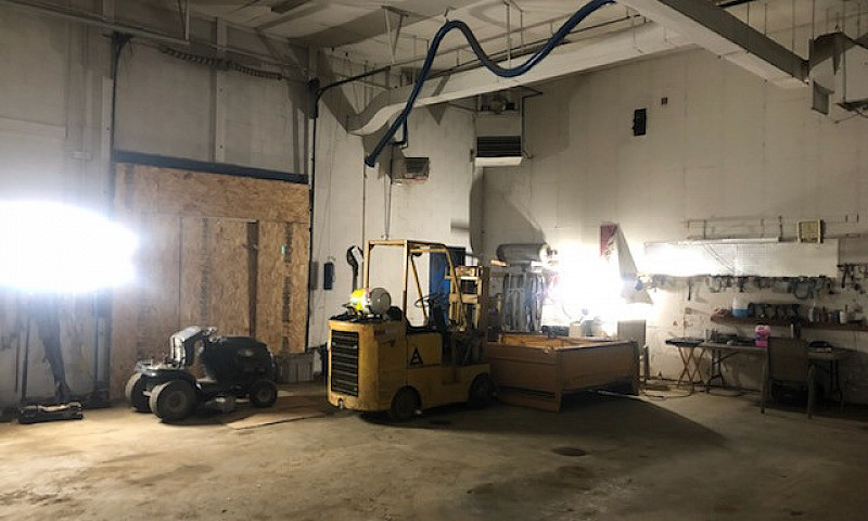 5 Bay Shop On 5 Acre...
