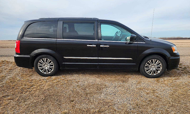 2014 Chrysler Town &...