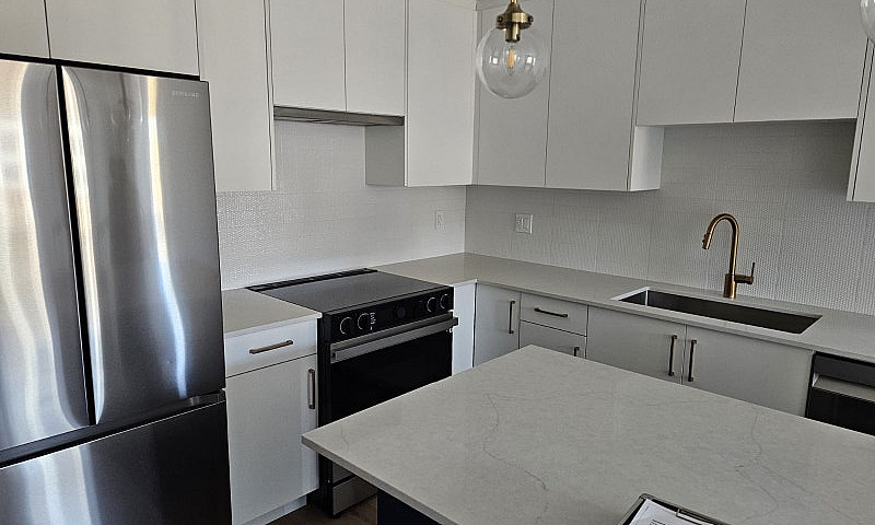 Almost New 2 Bed 2 B...