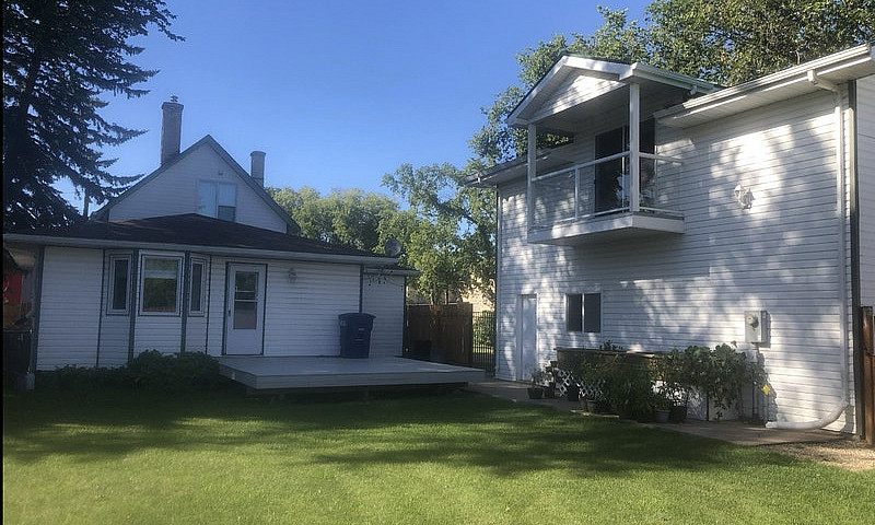 House With Detached ...