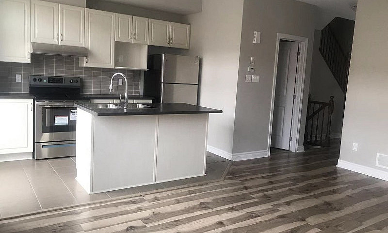 3Bds, 2.5 Baths Town...