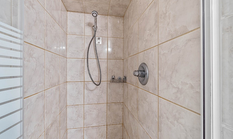 3 Bedroom Basement S...