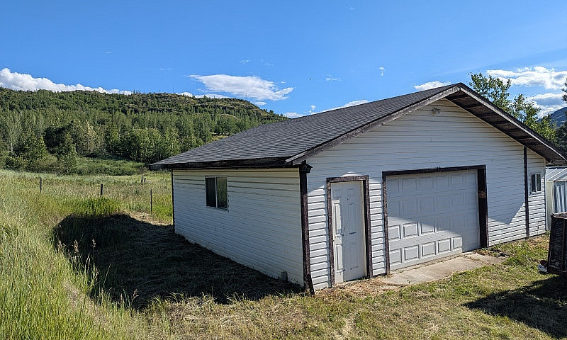 5+ Acres | Heated Sh...
