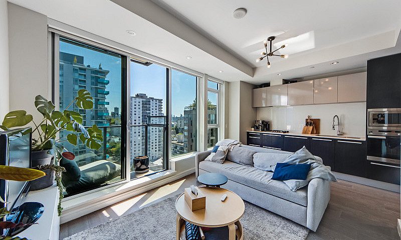 1 Br And Den Condo I...