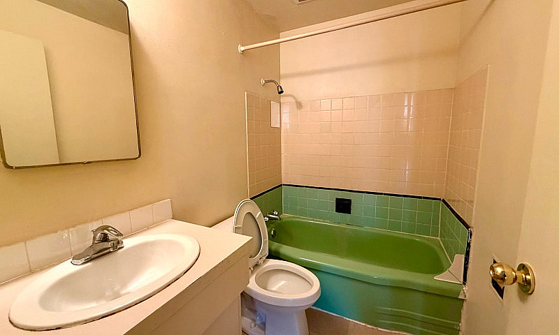 Spacious 2F Unit In ...