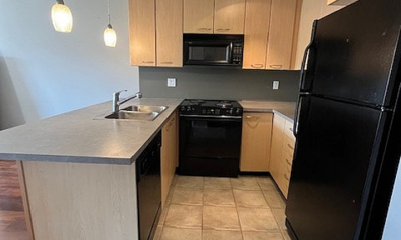 Top Floor 1Bed/1Bath...
