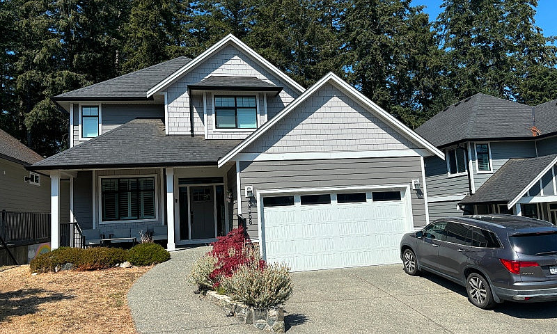 1000Sqft 2Br + Den $...