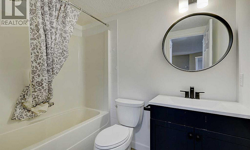 Beautiful 2 Bed +Den...