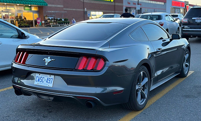 Ford Mustang ...