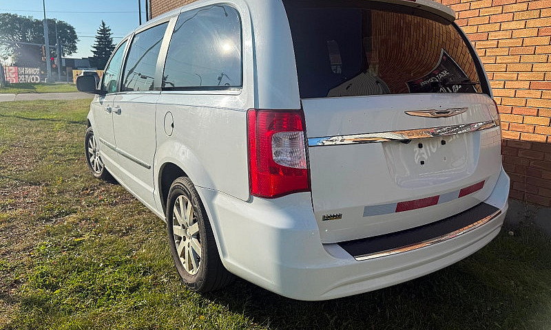 2015 Chrysler Town &...