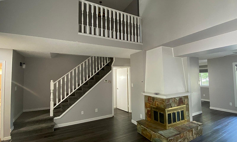 5407 Hillview Cresce...