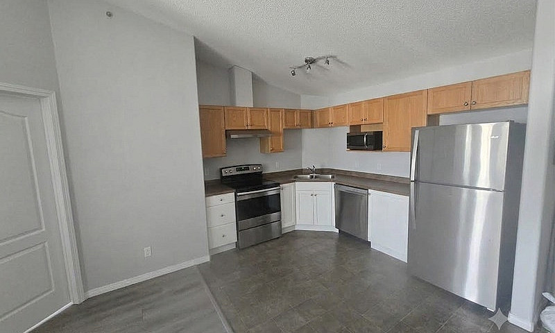 Quiet Top Floor Cond...