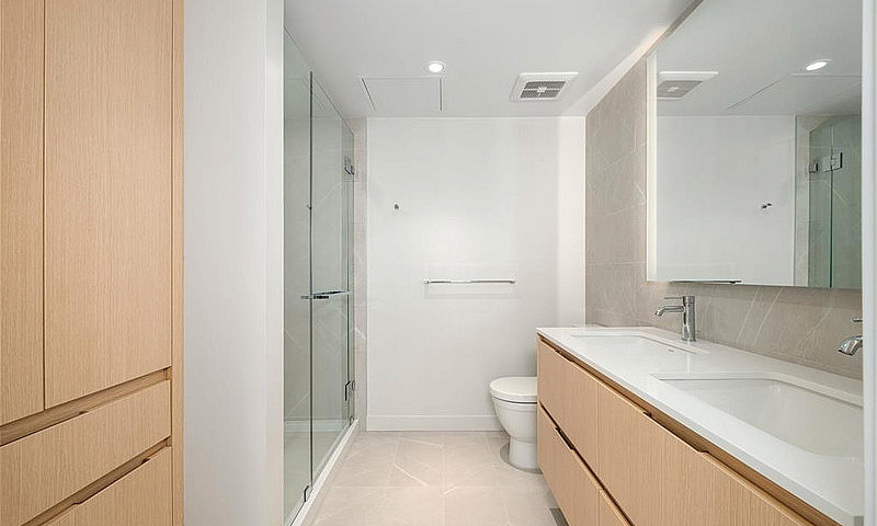 Luxury 2 Bed + Den C...