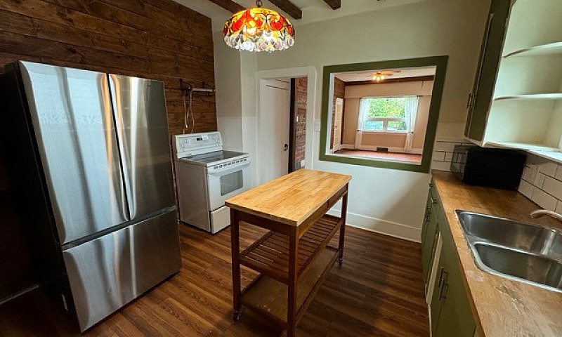 **2 Bed 1 Bath Charm...