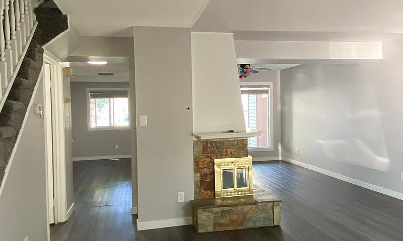 5407 Hillview Cresce...