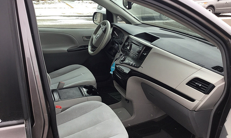 2013 Toyota Sienna –...
