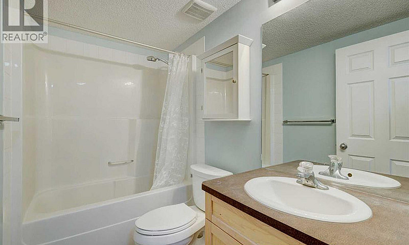 Beautiful 2 Bed +Den...