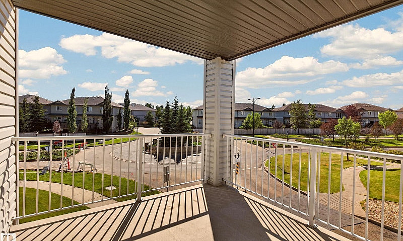 Bright 2 Bed + Den C...