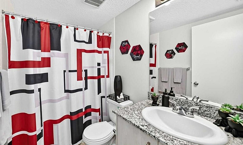 Modern 2 Bed + Den C...