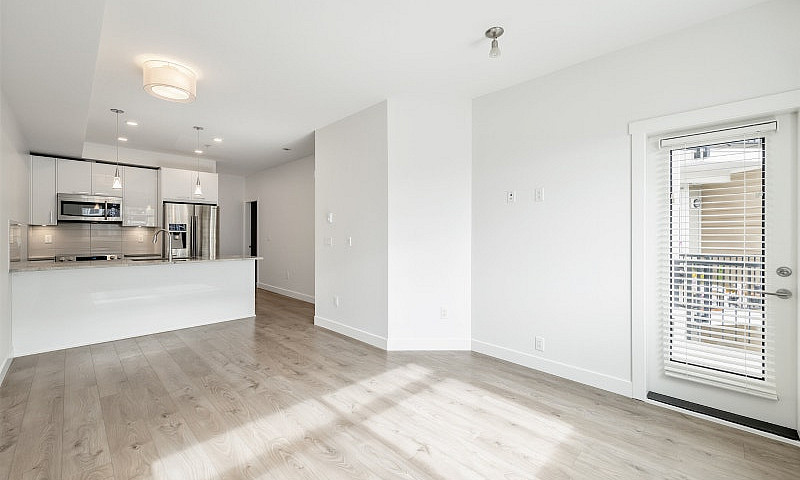 1 Bedroom 1 Den 2 Wa...