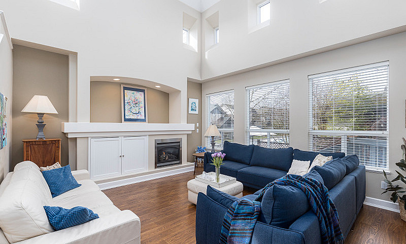 6 Bed + Den | 2 Stor...