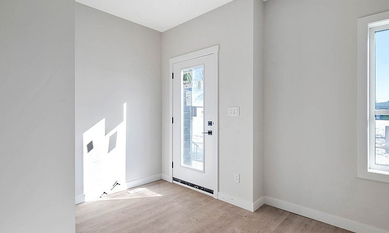 Stunning 3 Bedroom 2...