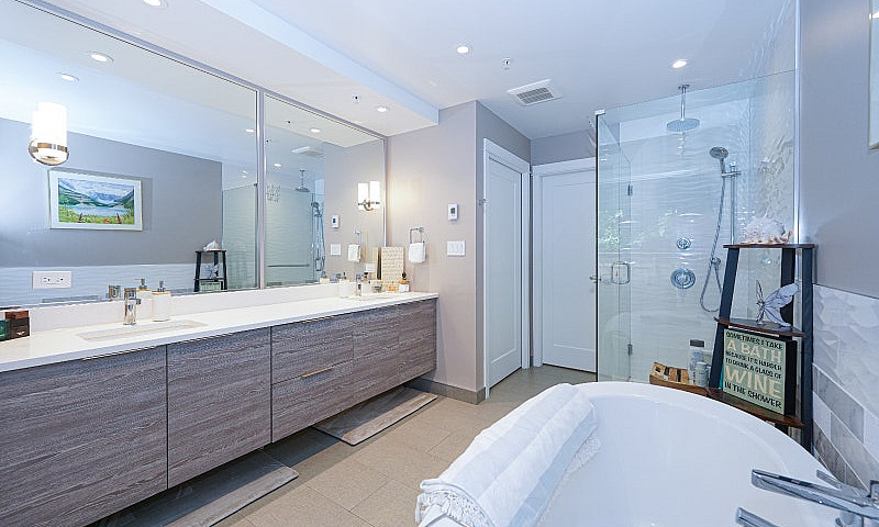 Oceanfront Condo Liv...
