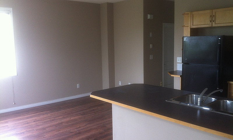 3 Bedrooms Townhouse...