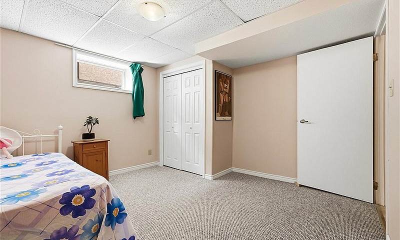 Basement Suite For R...