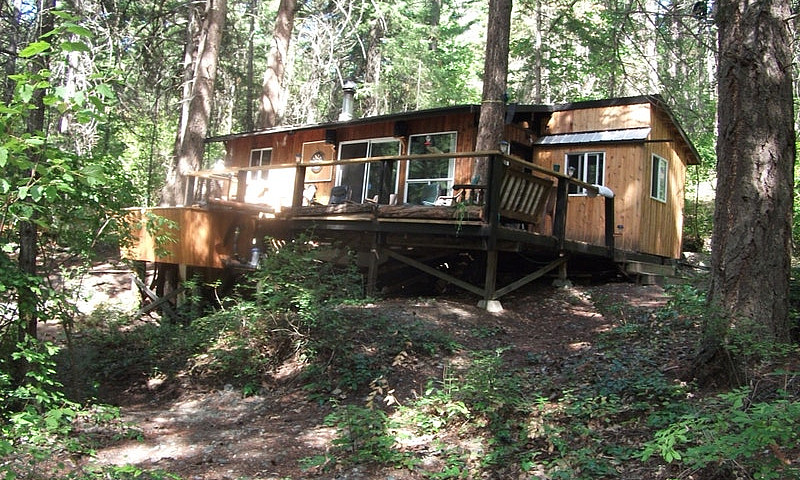 House/Cabin In The M...