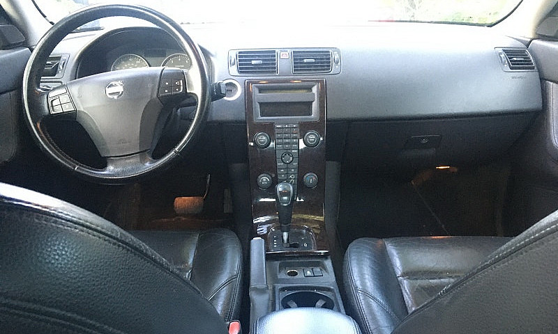 White Volvo S40 200...