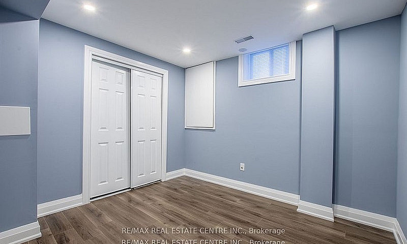 Modern 2-Bedroom Bas...
