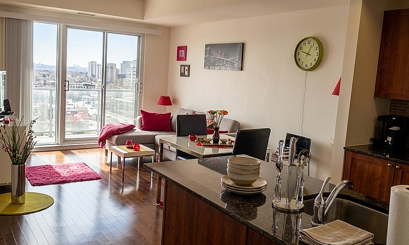 Luxury 1 Bed + Den F...