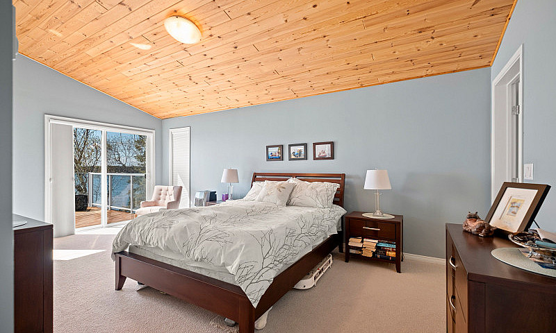 Falcon Lakefront Cot...