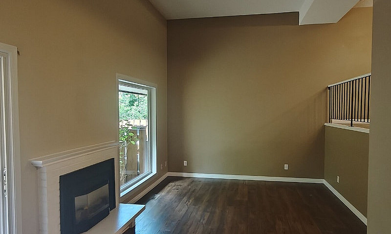 3Bdrm 1410Sq Triplex...