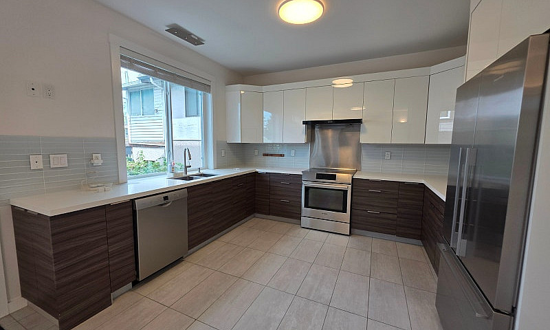 Luxury 2-Story Upper...