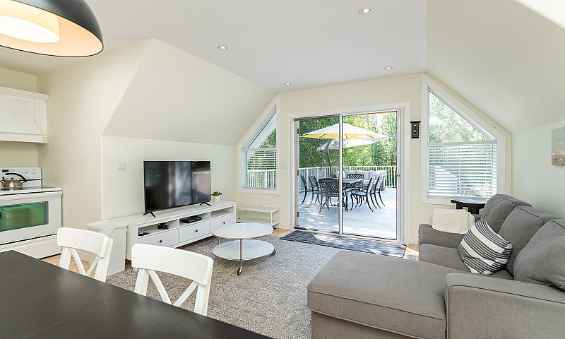 House With Guest Cot...
