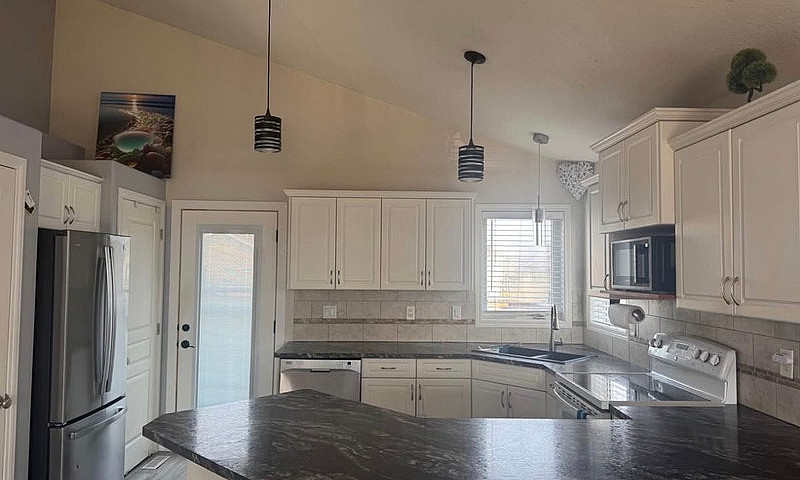 House For Sale - Lac...