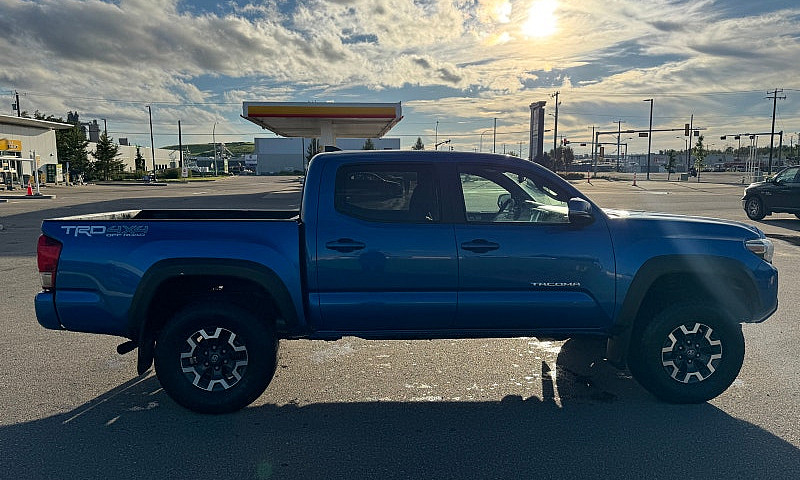 2017 Toyota Tacoma T...