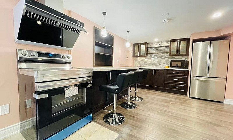 Bright 2-Bedroom Bas...